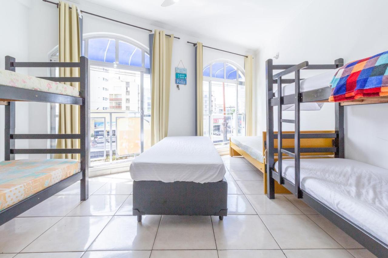 Le Monde Hostel Гуаружа Экстерьер фото